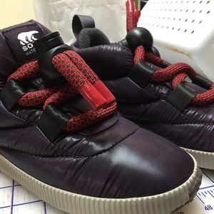 SOREL OUT N ABOUT™ PUFFY LACE (PLUM)